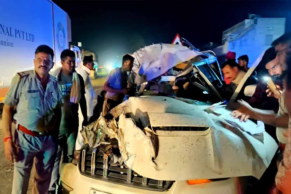 नीमच में भीषण सड़क हादसा, कंटेनर से टकराई कार चार की मौके पर ही मौत