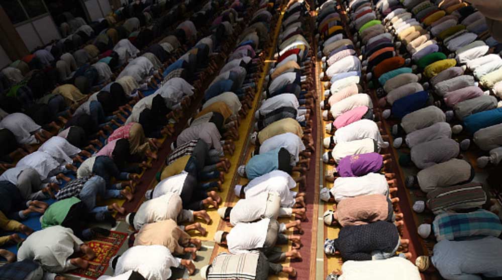 भोपाल में पहलगाम हमले के खिलाफ प्रोटेस्ट, ⁠काली पट्टी बांधकर जुमे की नमाज पढ़ने पहुंचे मुसलमान