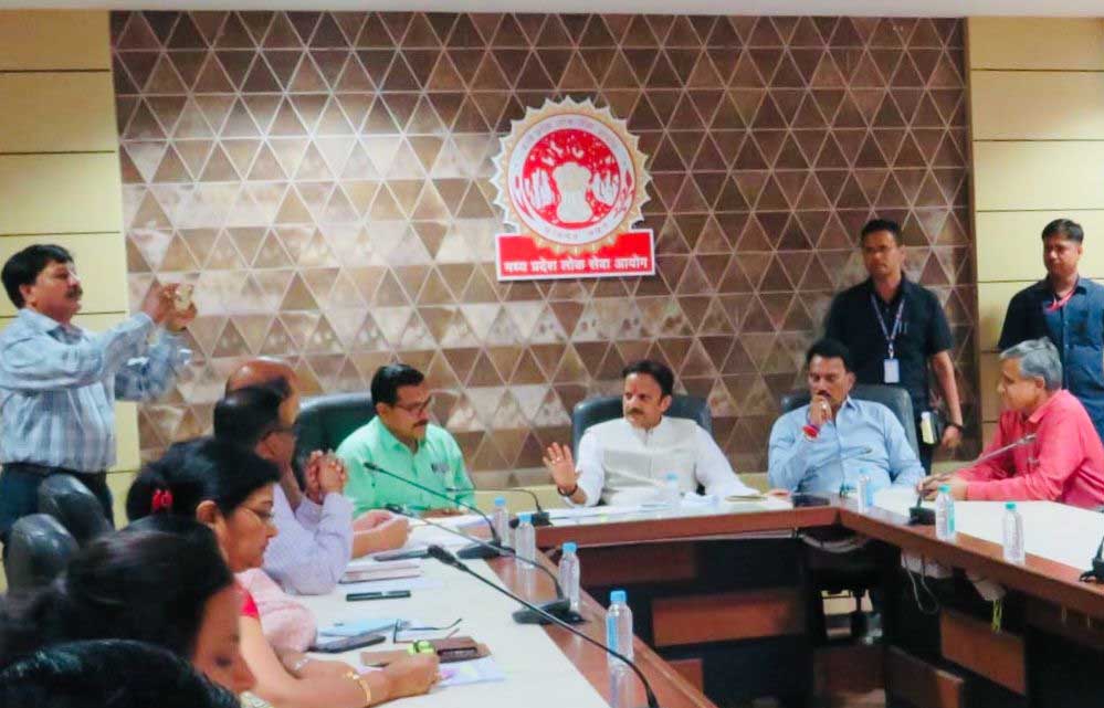 मेडिकल ऑफिसर एवं विशेषज्ञ चिकित्सकों की भर्ती प्रक्रिया तीव्र गति से करें पूर्ण : उप मुख्यमंत्री शुक्ल