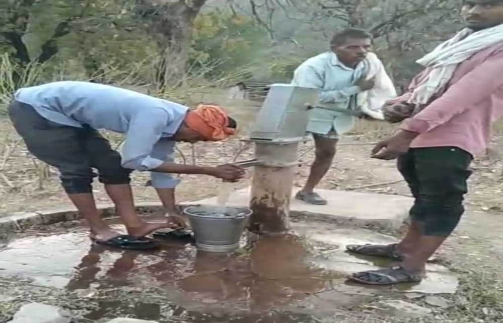 ग्राम  पंचायत खैराही के बिगड़े हैन्डपम्पों का पीएचई दल के द्वारा किया गया सुधार