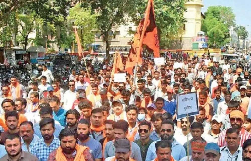 इंदौर में पाकिस्तान और रॉबर्ट वाड्रा के डस्टबिन बनाकर ‘थू-थू’ अभियान चलाया गया