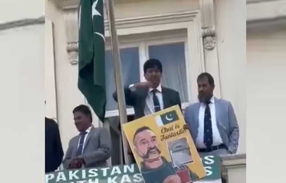 लंदन :पाक डिप्लोमैट की शर्मनाक करतूत , भारतीयों की तरफ किया गला रेतने का इशारा