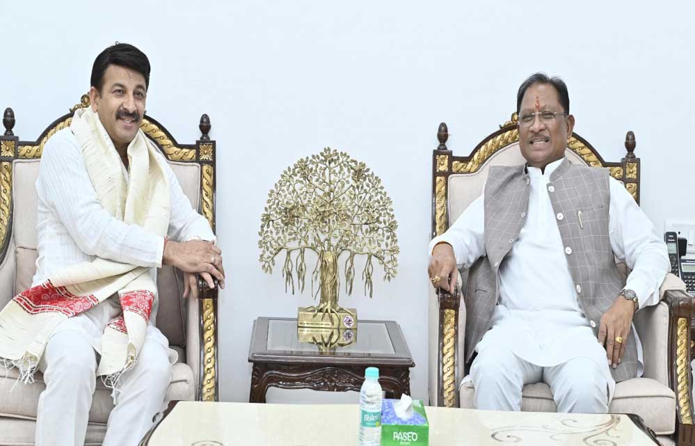 रायपुर : मुख्यमंत्री विष्णु देव साय से सांसद मनोज तिवारी ने की सौजन्य भेंट
