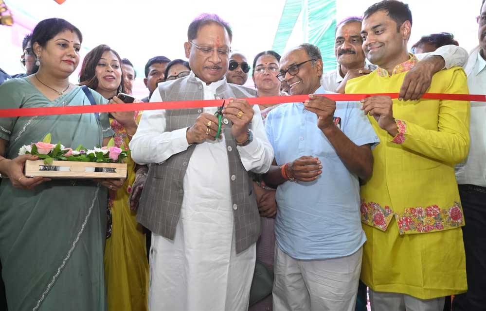 मुख्यमंत्री  विष्णु देव साय ने आज राजधानी रायपुर के पंडरी में स्वरा प्रतिष्ठान का भव्य शुभारंभ किया