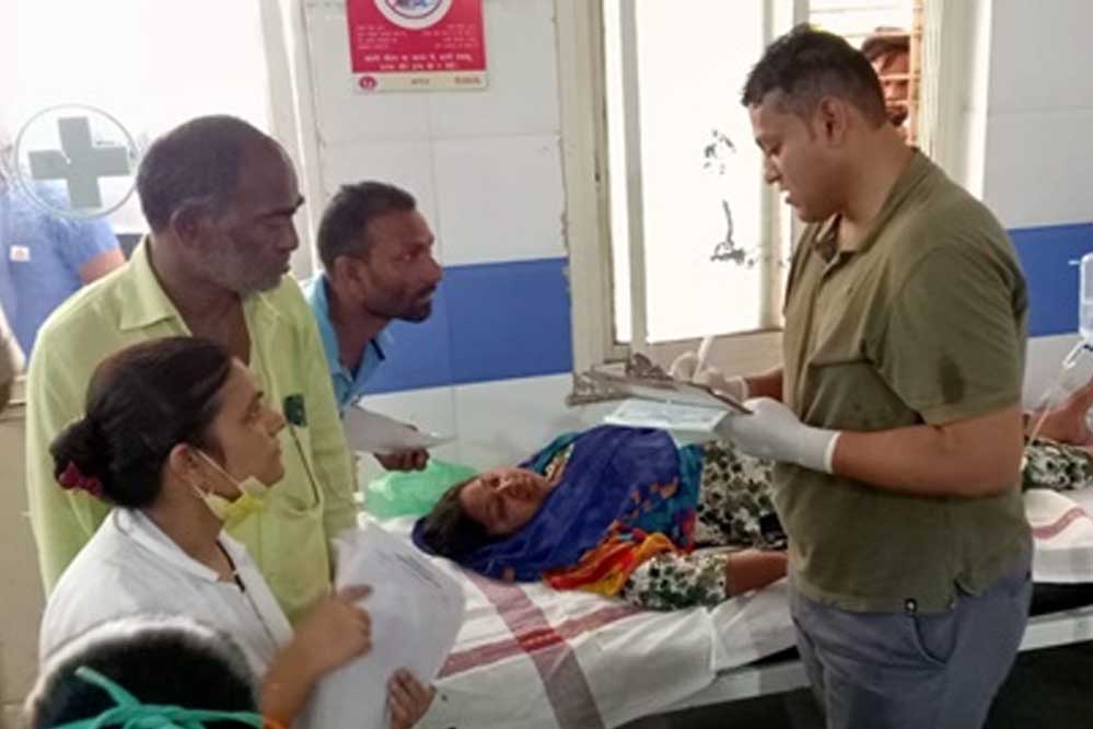 खरगोन :नगर पालिका के सफाई कर्मचारियों से भरा वाहन पलटा, एक की मौत 12 घायल