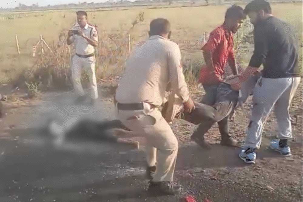 अज्ञात वाहन में स्विफ्ट घुसी, 4 की मौत,कार के परखच्चे उड़े, एक युवक फ्रंट ग्लास में फंसा; एयरबैग खुलने से भी बच नहीं पाए