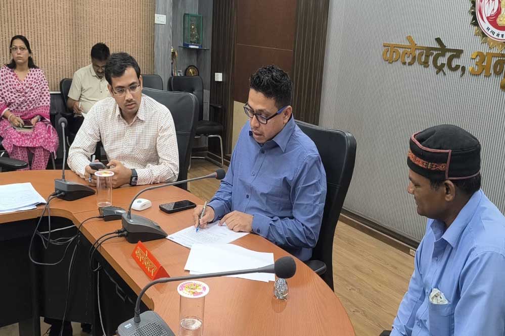 कलेक्टर ने जनसुनवाई में सुनी आमजनों की समस्याएं