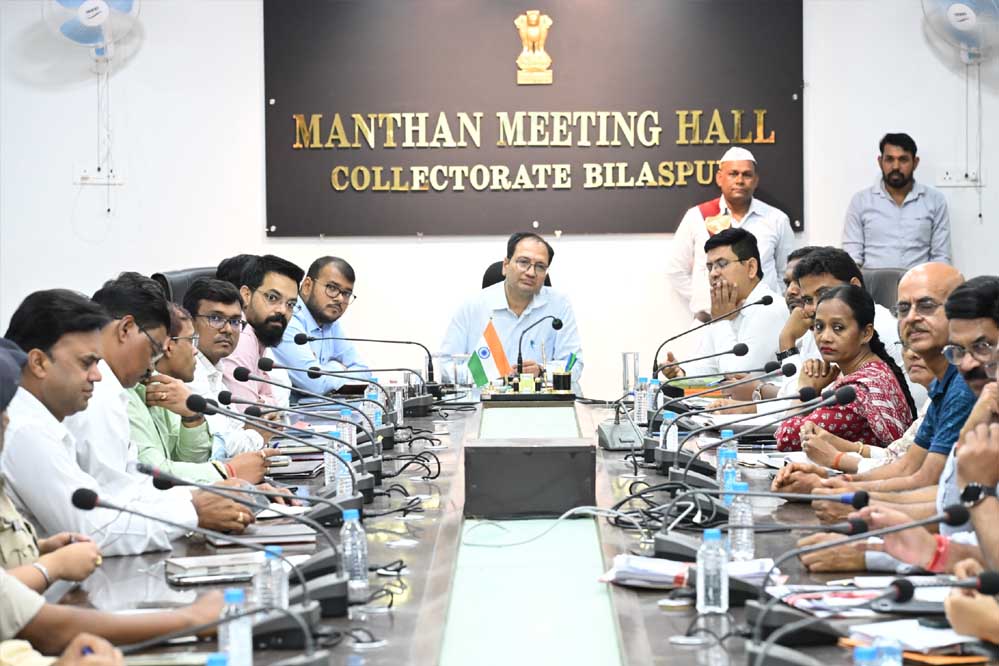 कलेक्टर संजय अग्रवाल ने चार्ज लेने के तुरंत बाद ली अफसरों की बैठक