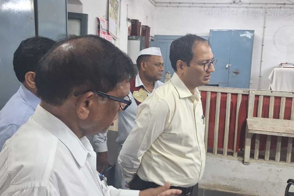 कलेक्टर ने जिला कार्यालय का किया निरीक्षण