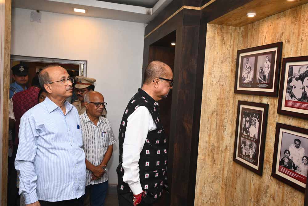 संबलपुर में राज्यपाल ने किया लक्ष्मीकांत बेजबरुआ के साहित्य का अवलोकन, दी श्रद्धांजलि