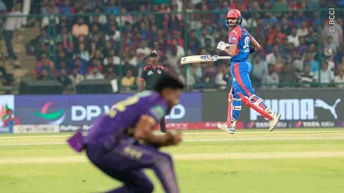 कोलकाता ने 14 रनों से जीता मैच, नरेन-वरुण की फिरकी में उलझी दिल्ली