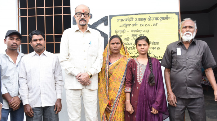 राज्यपाल रमेन डेका ने बालोद जिले के ग्राम सिकोसा में पहुँचकर प्रधानमंत्री आवास योजना ग्रामीण के कार्यों का किया अवलोकन