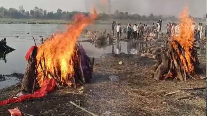 देवास के नेमावर घाट पर आज 18 शवों का एक साथ अंतिम संस्कार किया गया,  दो शवों की पहचान बाकी