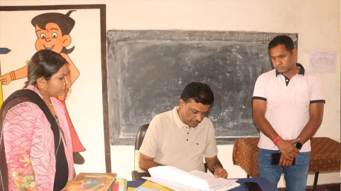उमरिया कलेक्टर ने एक्शन मोड में आते हुए दो शिक्षकों को निलंबित कर, 29 शिक्षकों की वेतन वृद्धि रोकी