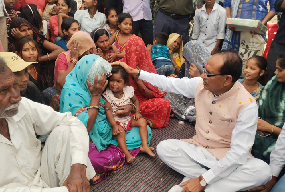 खातेगांव पहुंचे केंद्रीय मंत्री शिवराज सिंह, गुजरात पटाखा फैक्ट्री हादसे में मृत लोगों के परिजनों से मिले, परिवार को दी सांत्वना