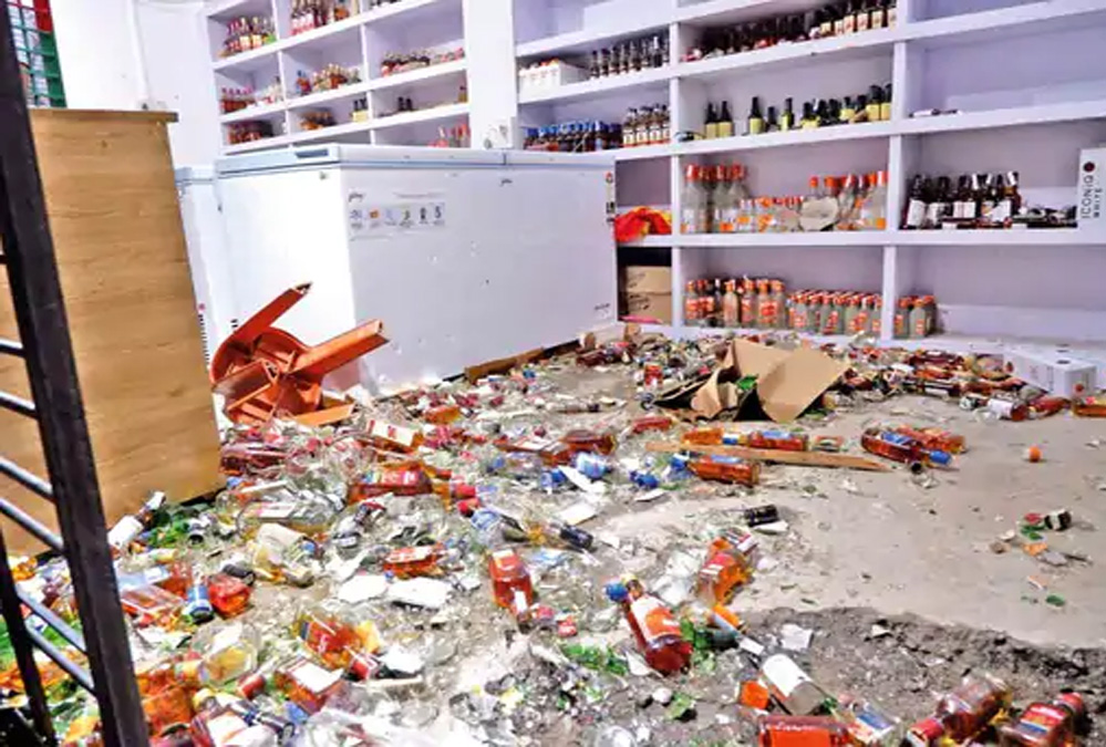 मंदसौर शराब दुकान पर फूटा महिलाओं का गुस्सा, शराब का स्टॉक नष्ट किया, 15 वाहन फोड़े, बाइक जलाई