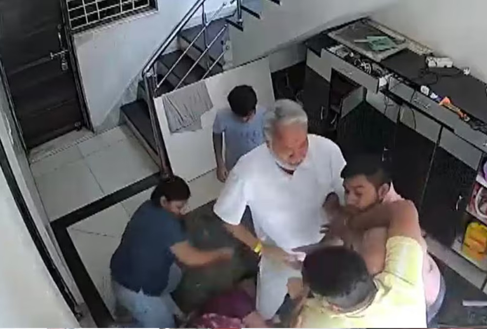 ग्वालियर में सास को बाल पकड़कर पटका, बेरहमी से पीटा, पति को भी जमकर पिटवाया