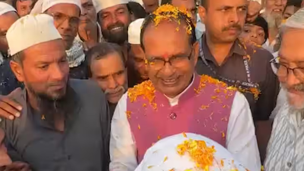 सुल्तानपुर में मुस्लिम समुदाय ने वक्फ कानून का समर्थन किया,  केंद्रीय मंत्री शिवराज सिंह चौहान पर फूल बरसाकर धन्यवाद दिया