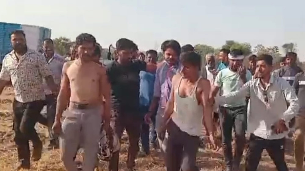 रतलाम में प्रधान आरक्षक को मारकर लाश ठिकाने लगाने जा रहे थे, गांव वालों ने पकड़कर धुना