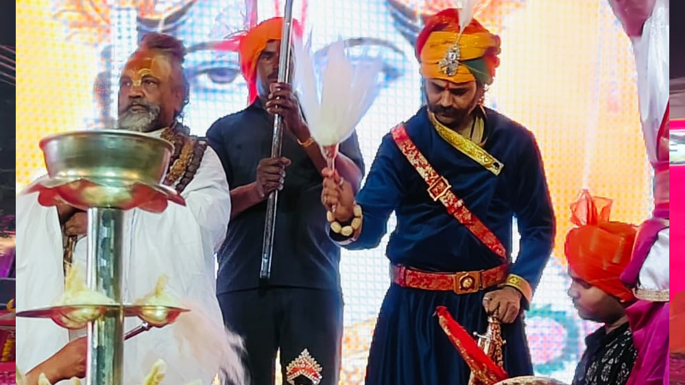 दतिया राजपरिवार के दामाद राहुल देव और उनकी पत्नी क्षत्रिय समाज से बाहर