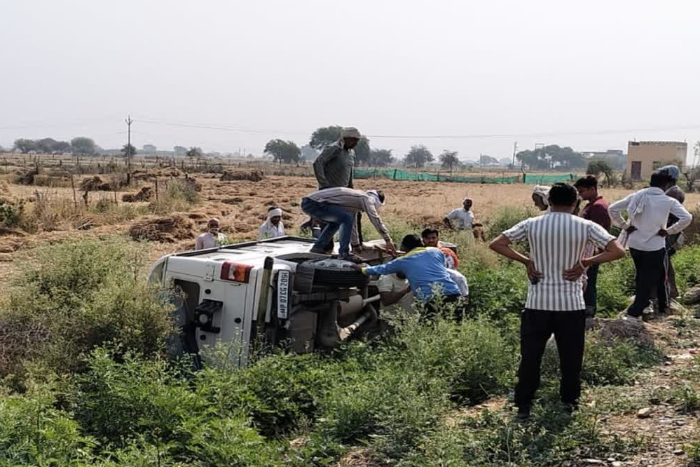 मुरैना में बुजुर्ग को बचाने में भिंड डिप्टी कलेक्टर का वाहन पलटा, हादसे में 3 घायल, उपचार के लिए ग्वालियर भेजा