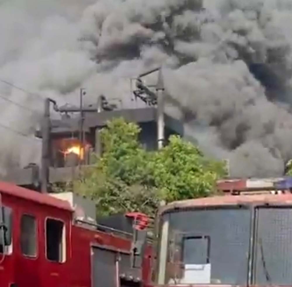 केमिकल कंपनी में लगी भीषण आग, आग की लपटें और धुएं का गुबार आसमान में आसमान को छूने लगा