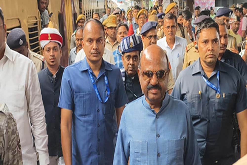 राज्यपाल सी.वी. आनंद बोस हिंसा प्रभावित परिवारों से मुलाकात करने पहुंचे, कहा – ‘समाज में शांति स्थापित करेंगे’