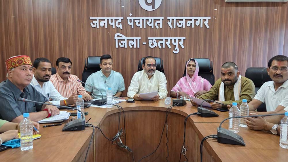 जनपद पंचायत सभागार में जल गंगा अभियान को लेकर आयोजित हुई बैठक