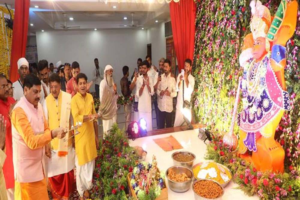 मुख्यमंत्री डॉ. यादव ने इंदौर के पितृ पर्वत पर हनुमान जी के दर्शन कर की पूजा-अर्चना