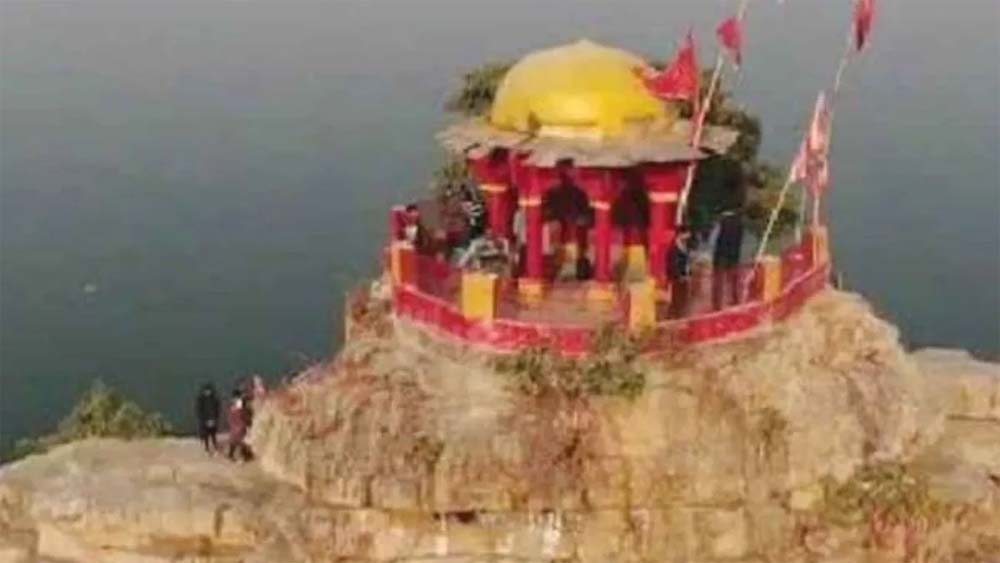 प्रयागराज के प्राचीन पर्यटन स्थल सुजावन देव मंदिर के पास यमुना नदी तट पर पक्के घाट का निर्माण कार्य शुरू