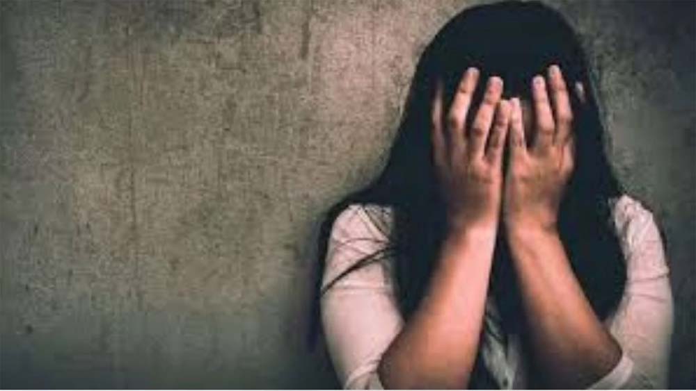 युवती के साथ मां के प्रेमी ने दुष्कर्म किया, आरोपी सुरक्षा कर्मी घटना के बाद से फरार