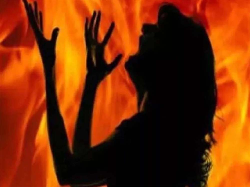 मध्य प्रदेश के टीकमगढ़ जिले में एक आदमी ने घर में आग लगा दी, जिसमें एक महिला समेत तीन लोग झुलस गए