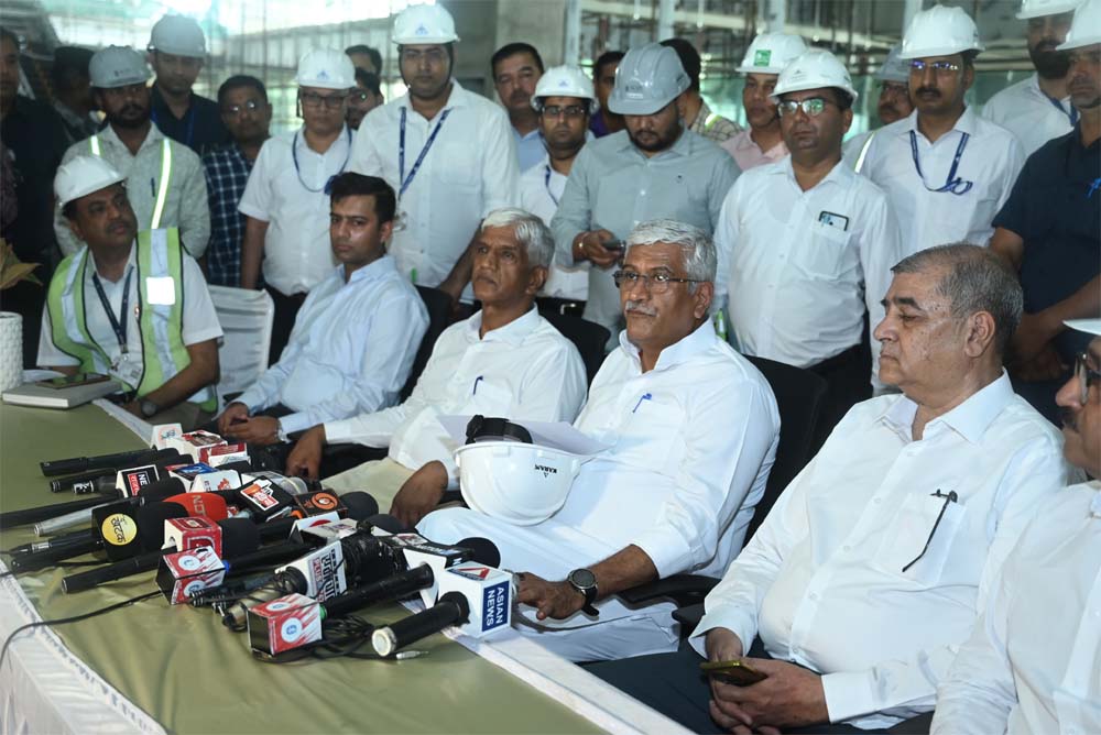 केंद्रीय मंत्री गजेंद्र सिंह शेखावत ने निर्माणाधीन टर्मिनल भवन का अवलोकन किया