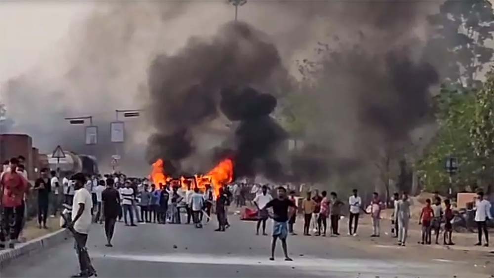 मुस्लिम बहुल मुर्शिदाबाद जिले में वक्फ संशोधन कानून के विरोध के दौरान हिंसा भड़क गई, तीन लोगों की मौत