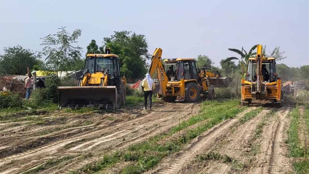 मयूर विहार यमुना खादर में डीडीए ने अतिक्रमण हटाने की कार्रवाई की, 200 से ज्यादा झुग्गियां ध्वस्त