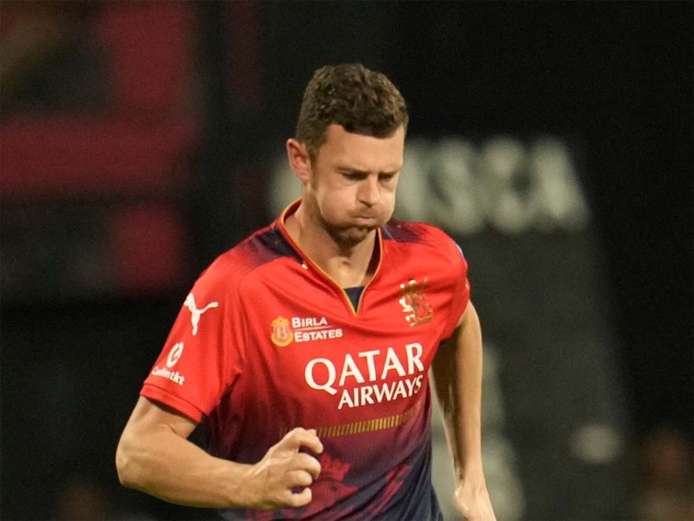 आरसीबी के तेज गेंदबाज जोश हेजलवुड ने कहा-बेंगलुरू का विकेट चिन्नास्वामी के आम विकेट की तरह नहीं था