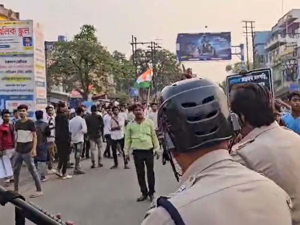 बंगाल सरकार ने कहा है कि उन्मादी भीड़ में से करीब 10 लोगों के पास घातक हथियार थे, HC में ममता सरकार का कबूलनामा