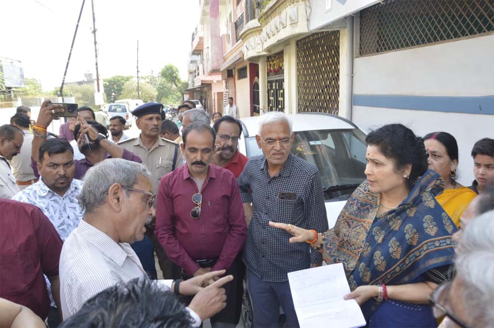 अयोध्या नगर मार्केट में अवैध, अव्यवस्थित दुकानदारों पर करें चालानी कार्रवाई : राज्यमंत्री श्रीमती गौर