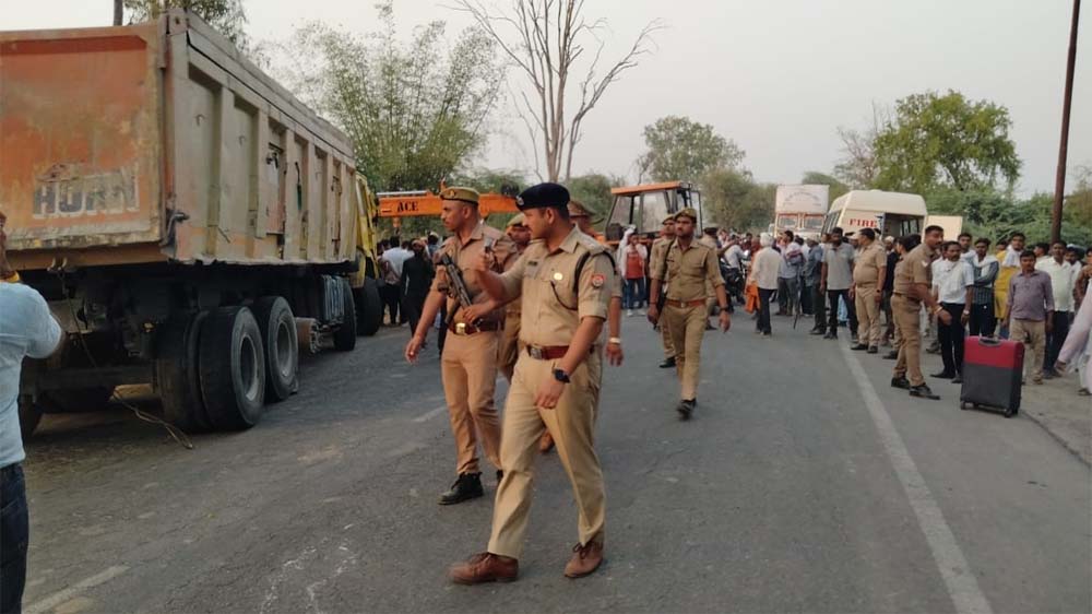 महोबा में डंपर और बलेनो कार की टक्कर में तीन लोगों की मौत, शादी से लौट रहा था परिवार