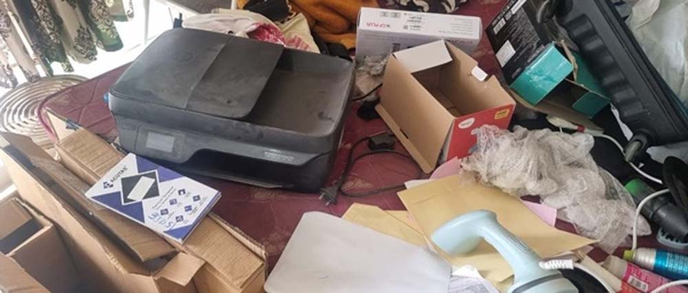 सर्जरी के बाद मौत के मामले में गिरफ्तार फर्जी डॉक्टर के प्रयागराज स्थित घर पर मिली फर्जी डाक्यूमेंट बनाने की मशीनें