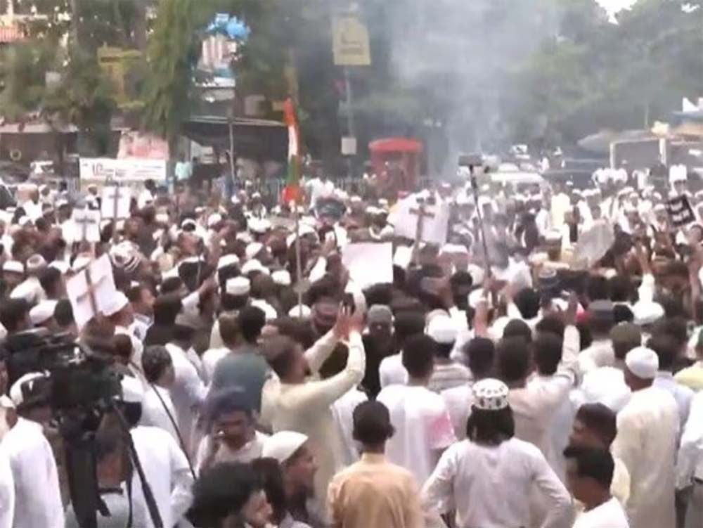 वक्फ बिल को संसद की मंजूरी मिलते ही पश्चिम बंगाल, गुजरात समेत कई राज्यों के मुसलमान भड़क उठे