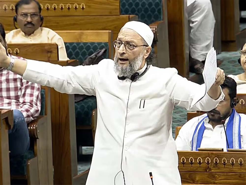 वक्फ बिल के खिलाफ असदुद्दीन ओवैसी ने संसद में फाड़ी थी विधेयक की कॉपी, अब किया सुप्रीम कोर्ट का रुख