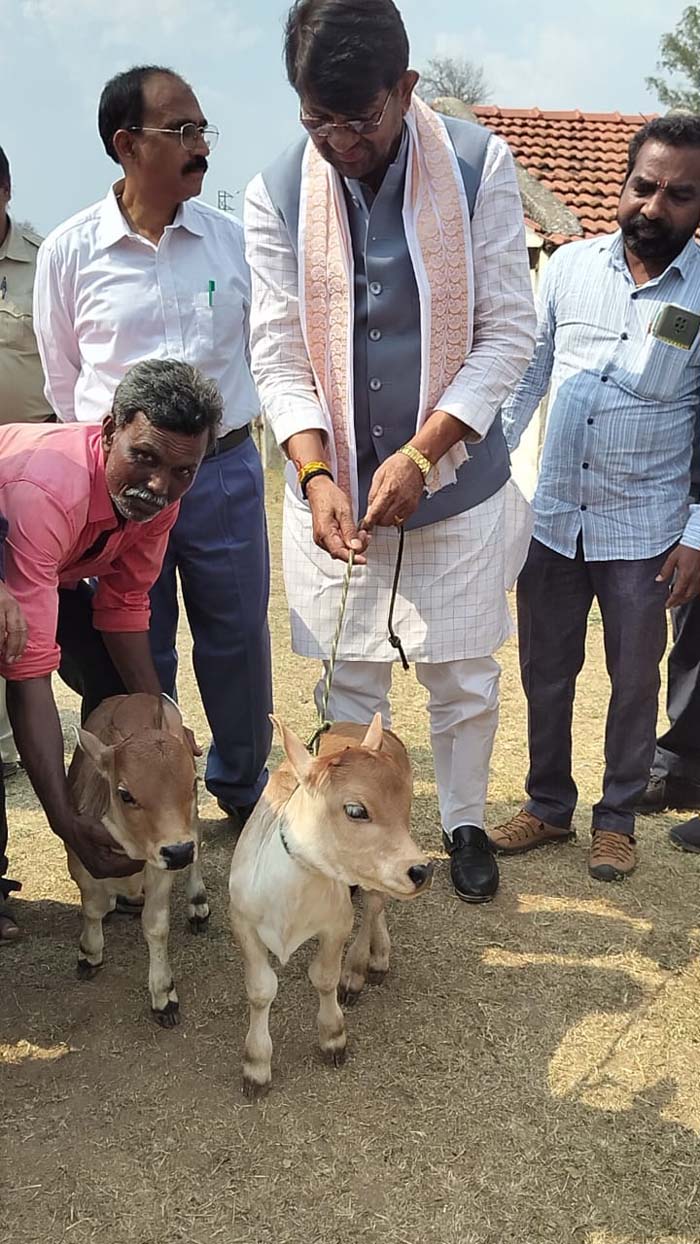 पशुपालन राज्य मंत्री पटेल ने किया पुंगनूर संरक्षण एवं अनुसंधान केन्द्र, पालमनेर का भ्रमण