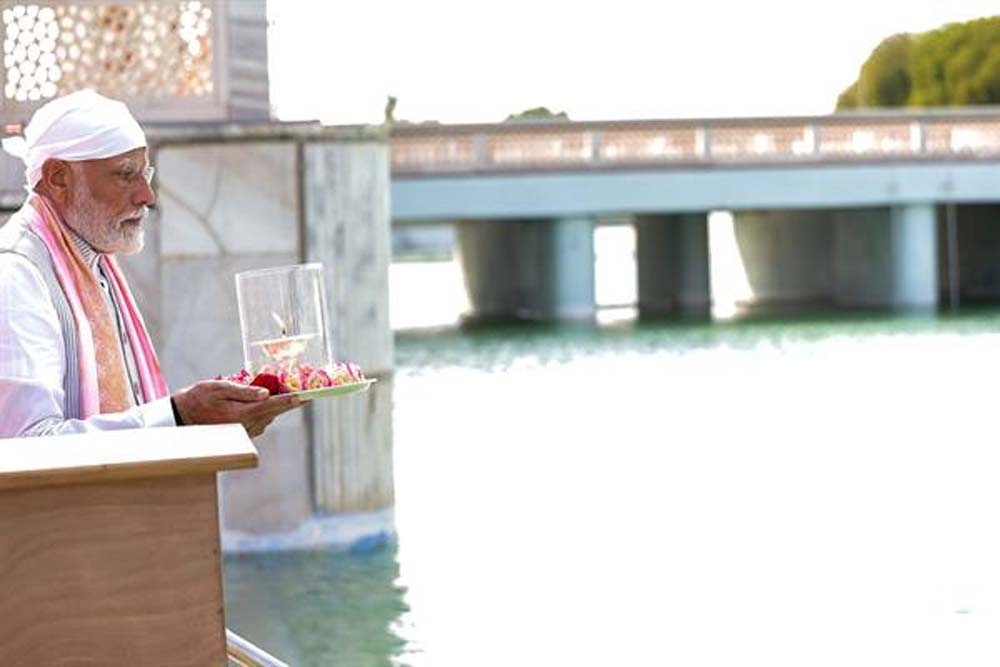 प्रधानमंत्री श्री मोदी ने श्री आनंद सर मंदिर परिसर में दर्शन कर सरोवर में पुष्प अर्पित किए