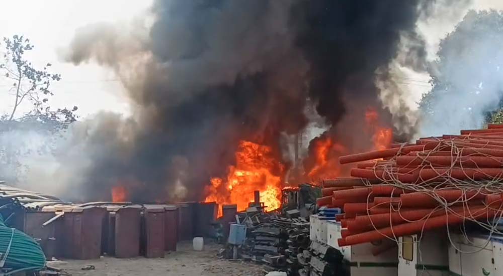 जालंधर सिटी रेलवे स्टेशन के पास स्थित रेलवे के सिग्नल स्टोर में अचानक भीषण आग लग गई, यात्रियों में मची भगदड़