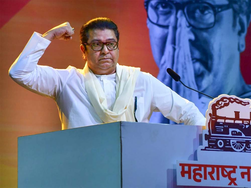 राज ठाकरे ने केंद्र सरकार की तीन-भाषा नीति की आलोचना की है और कहा है कि वह हर जगह हिन्दी थोपने नहीं देंगे