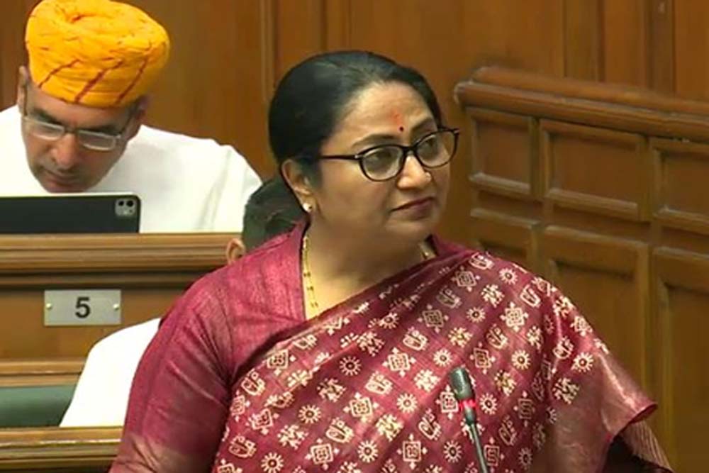 मुख्यमंत्री रेखा गुप्ता ने विधानसभा में प्रदूषण और उसके रोकथाम से संबंधित कैग रिपोर्ट विधानसभा में की पेश