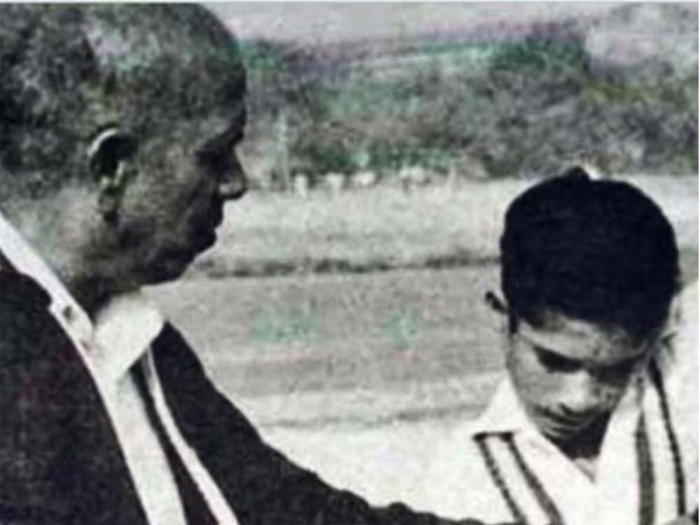 क्या आप जानते हैं कि सचिन तेंदुलकर के गुरु उनकी बल्लेबाजी के दौरान मिडल स्टंप पर सिक्का क्यों रखते थे?