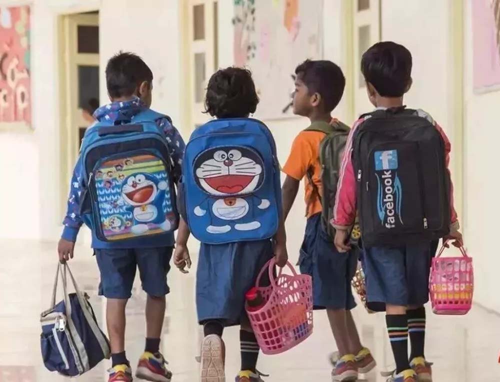 5 कैटेगरी में विद्यार्थियों के स्कूल बैग का तय किया वजन मापदड़, बच्चों के गले में लटकी मिली पानी की बोतल तो स्कूल होंगे जिम्मेदार