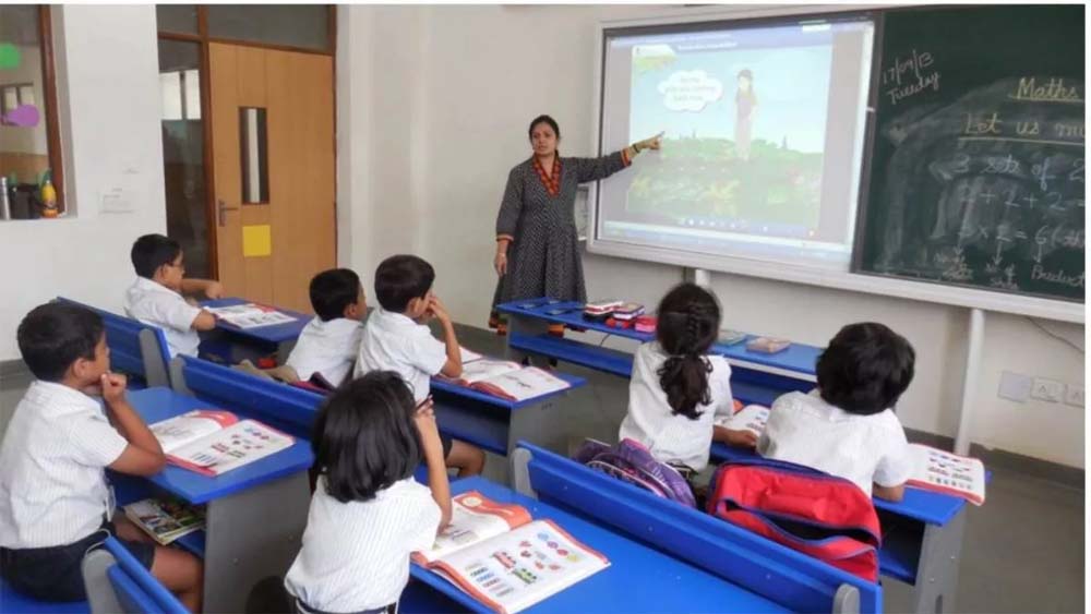 राजधानी दिल्ली के निजी स्कूलों में नए शैक्षणिक सत्र की शुरुआत होते ही अभिभावकों की जेब पर तगड़ी मार पड़ने लगी